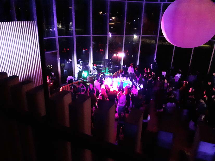 Evento_con_molte_persone_colorato_di_viola